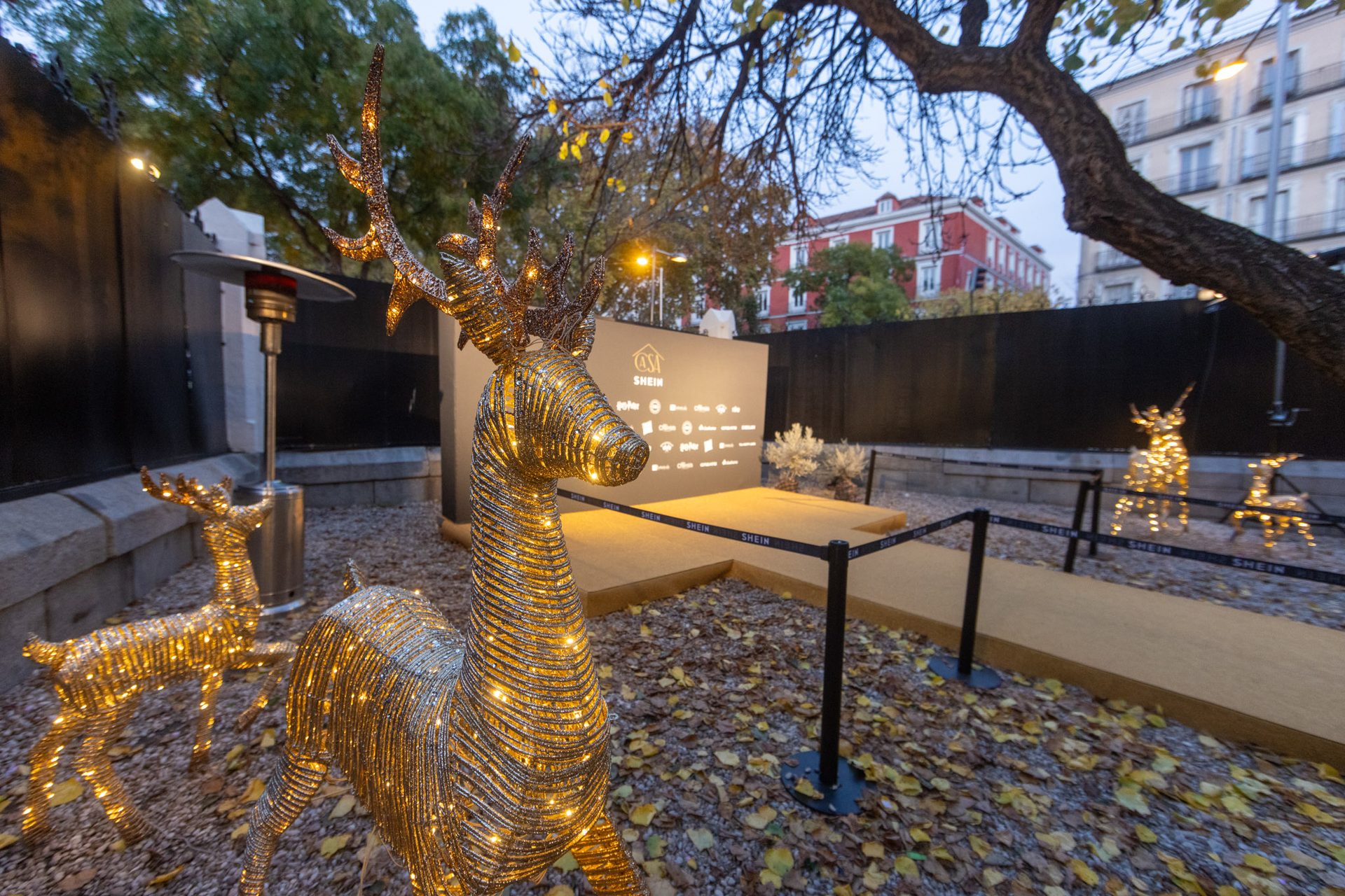 Renos de luz en el jardín de la activación navideña Casa SHEIN, producida por DBOX events