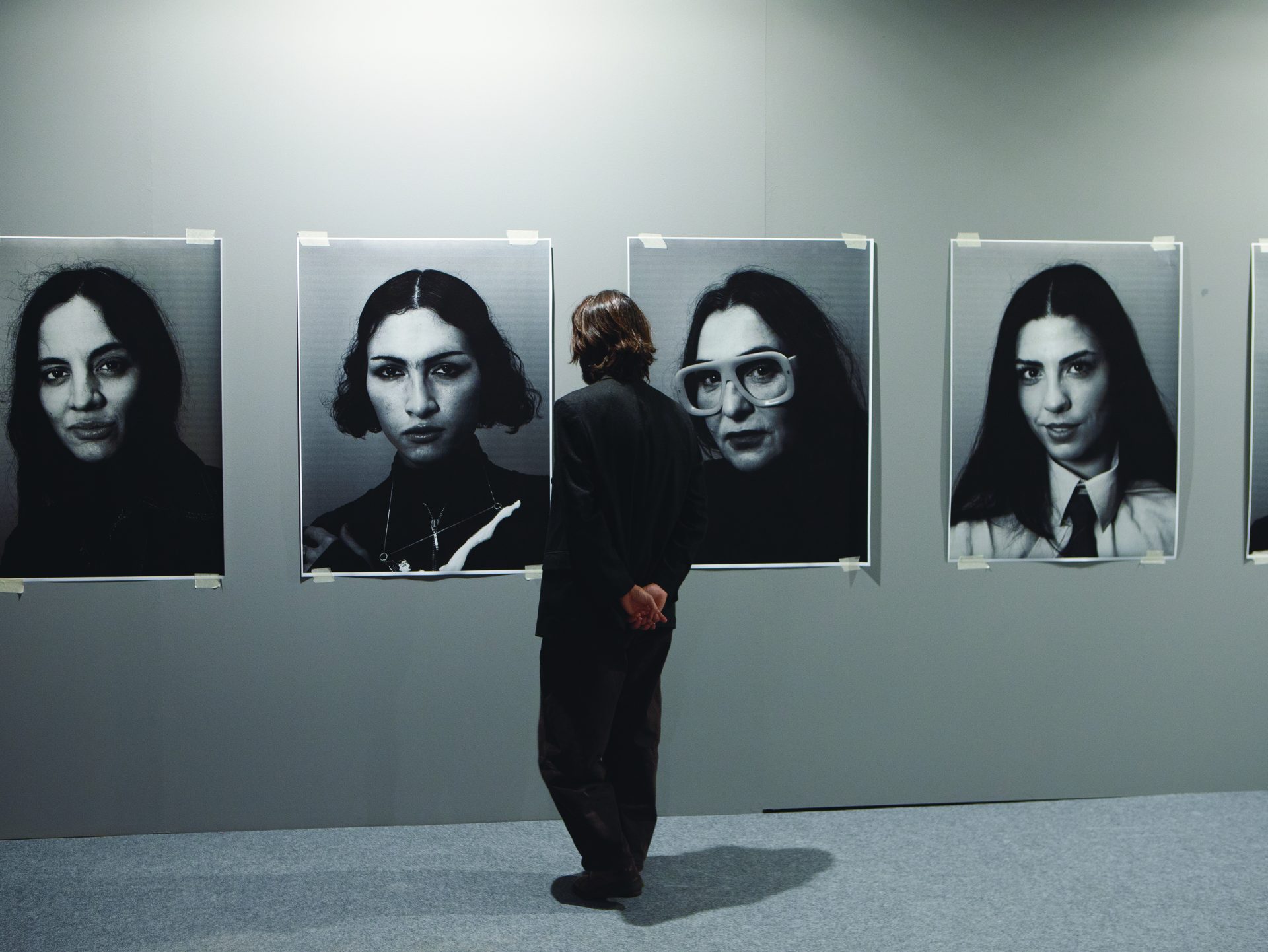 Instalación artística interactiva con retratos en gran formato, activación experiencial producida por DBOX events