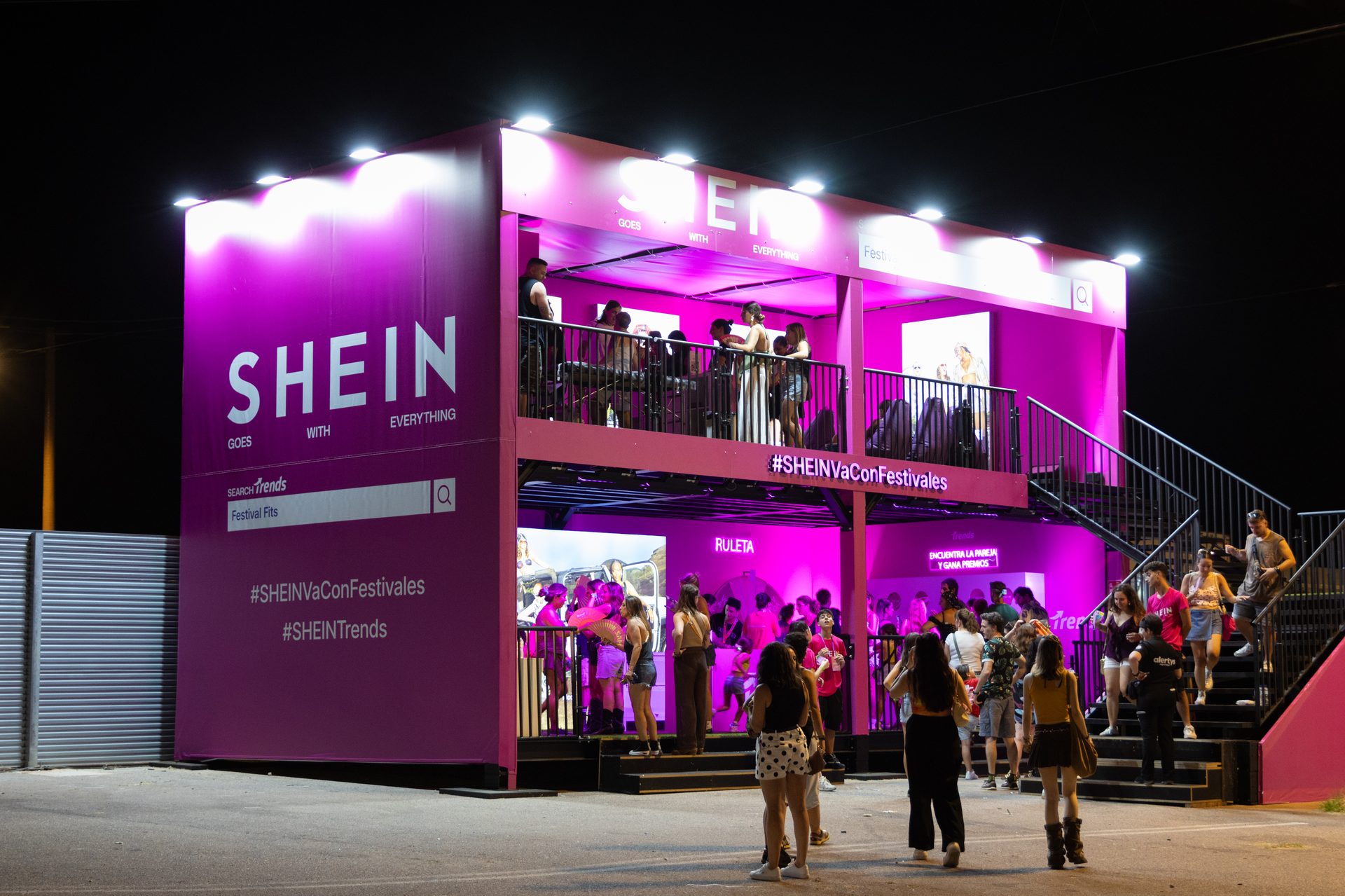 Activación SHEIN Festival Fits de noche, stand de doble altura, evento producido por DBOX events