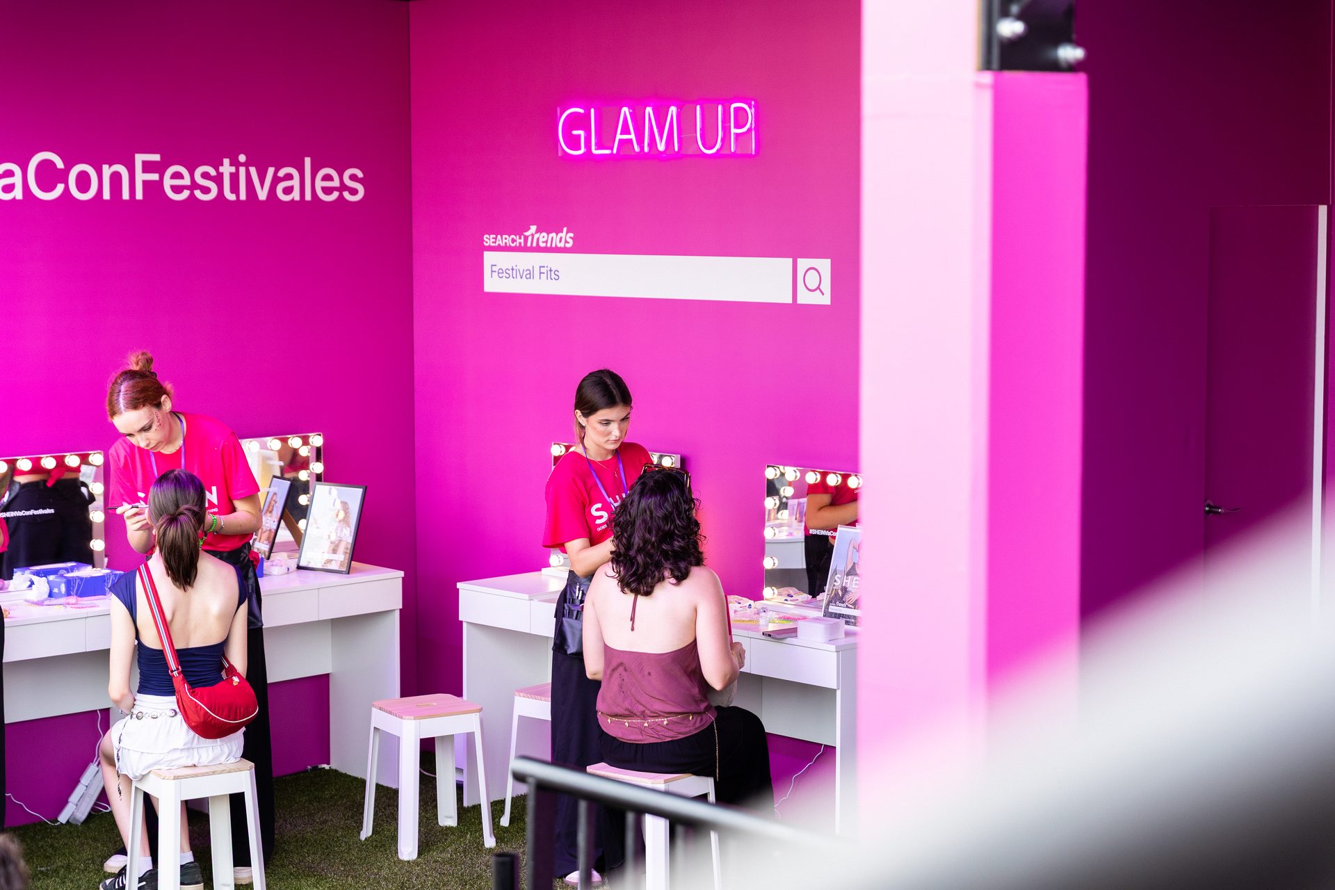 Zona Glam Up de maquillaje en la activación SHEIN Festival Fits, producida por DBOX events